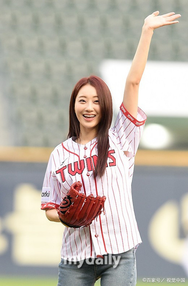 韩国歌手朴景丽担任职业棒球比赛开球嘉宾